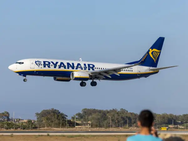 Samolot Ryanair zbliża się do lądowania. Szybka odprawa online ułatwia podróż.