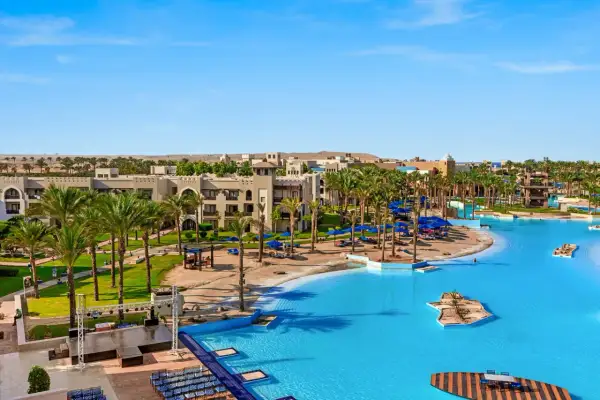 Luksusowy resort w Port Ghalib z basenami, palmami i budynkami hotelowymi.