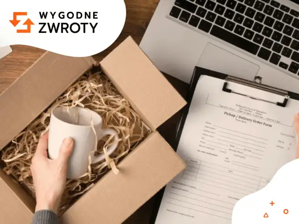 Wygodne zwroty: pakowanie kubka do wysyłki, obok formularz odbioru/dostawy i laptop.