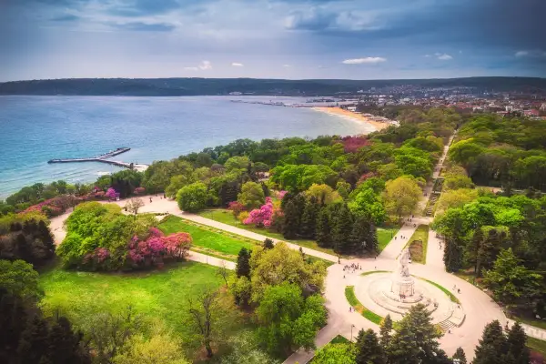 Widok na park z pomnikiem i morze. Bułgaria, Złote Piaski, atrakcje przyrodnicze i historyczne w jednym.