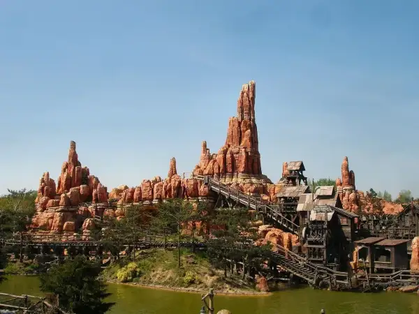 Big Thunder Mountain Railroad w Disneylandzie. Marzysz o biletach do Disneylandu? Ta kolejka górska przeniesie Cię w dziki zachód!