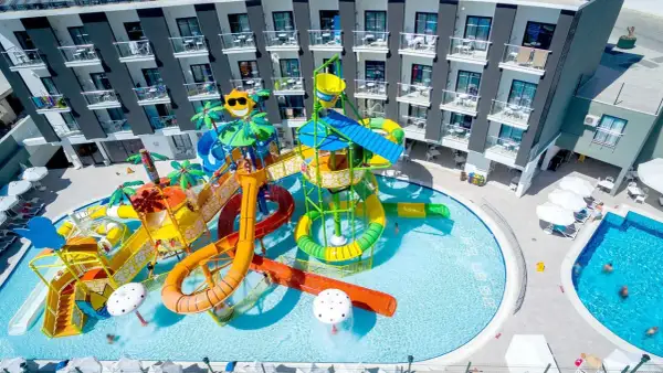 Kolorowy aquapark z licznymi zjeżdżalniami i basenami, idealny dla rodzin, stanowi serce hotelu Narcia Resort.