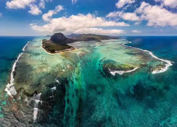 Iluzja podwodnego wodospadu na Mauritiusie, gdzie piasek i osady spływają w głąb oceanu, tworząc spektakularny widok.